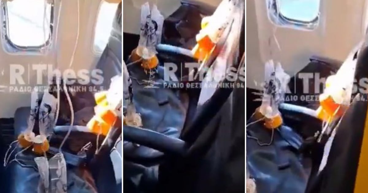 Photo: ilgiornale.it Risucchiato dal finestrino rotto in volo