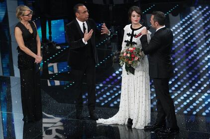 Sanremo 2017, gli outfit sexy della prima serata 32