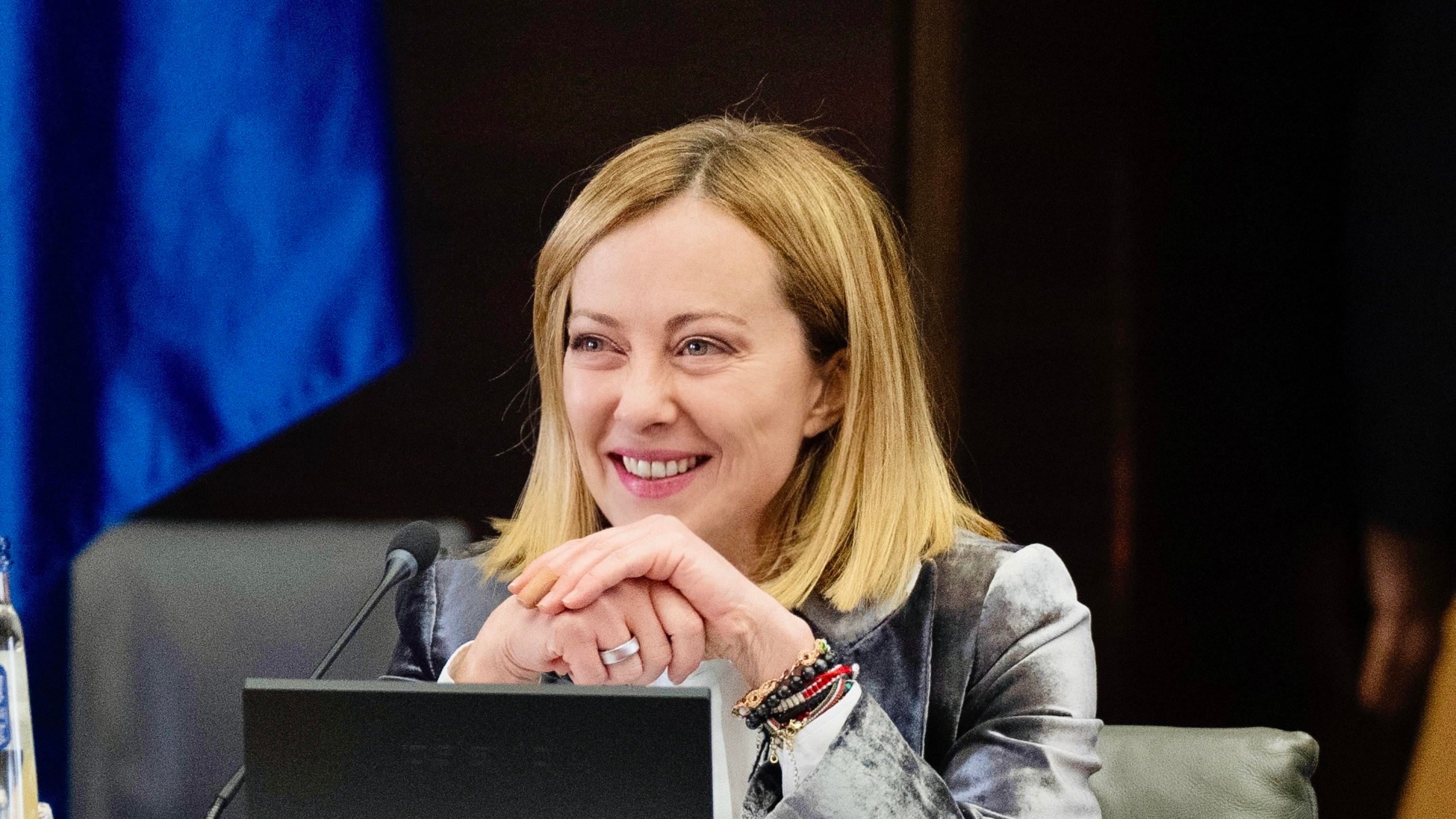 Schlein attacca Meloni: "Governo in difficoltà". Ma i sondaggi la smentiscono: boom di fiducia per la premier