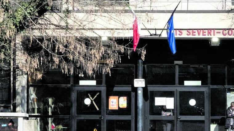 Studenti aggrediti davanti al liceo Severi