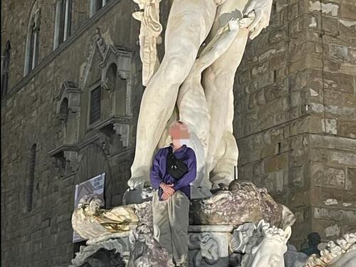 Turista tedesco si arrampica sulla Fontana di Nettuno di Firenze: danni per 5mila euro