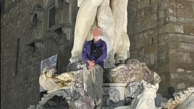 Turista tedesco si arrampica sulla Fontana di Nettuno di Firenze: danni per 5mila euro