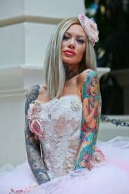 Becky Holt si sposa: tatuaggi e abito bianco 4