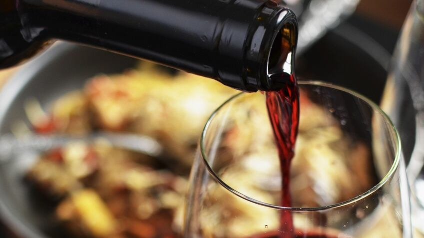 Bere 35 bicchieri di vino al mese fa bene al cuore, infarti ridotti del 50%: lo studio