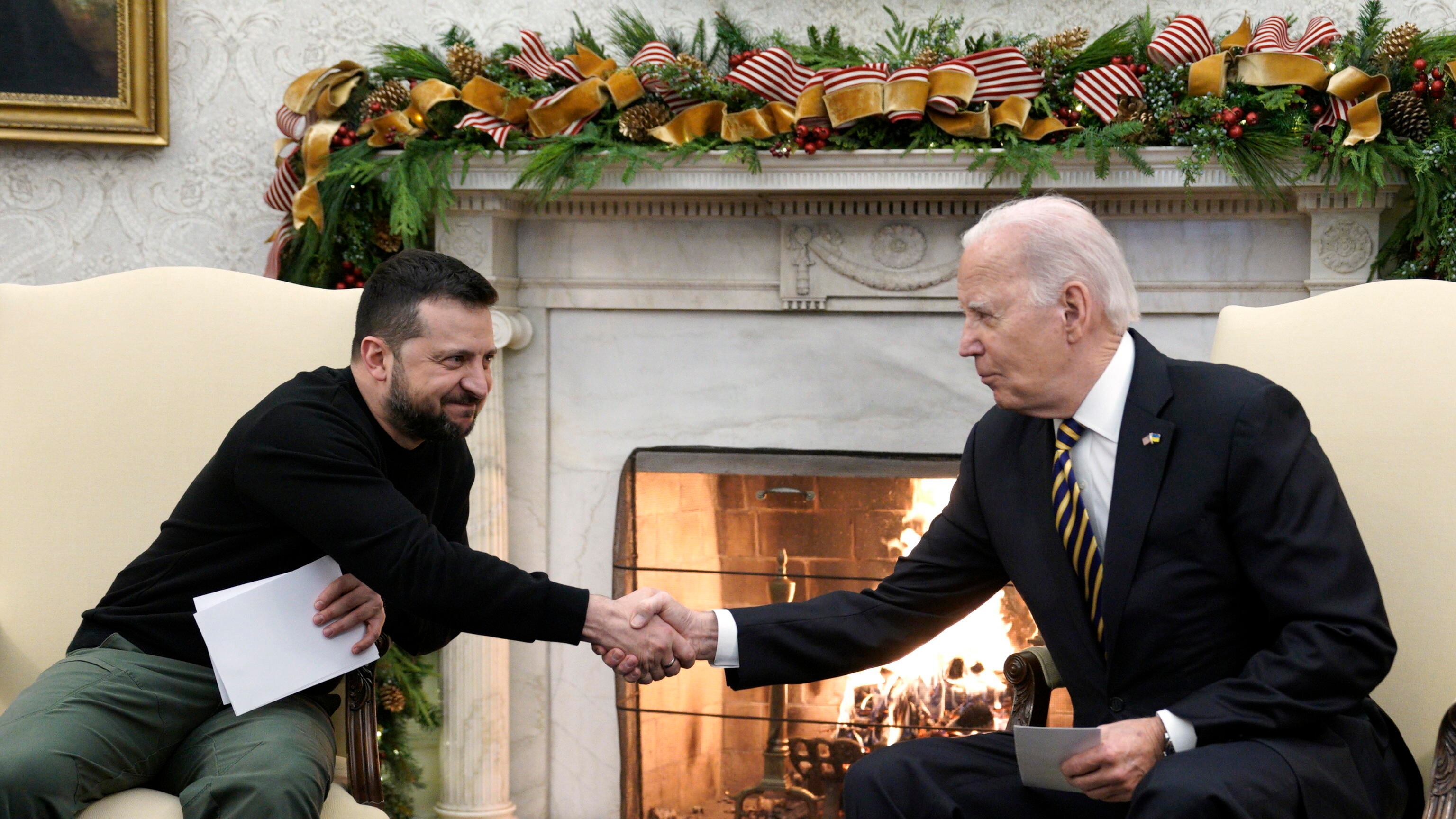 Zelensky, assist di Biden: "Il blocco degli aiuti? Regalo di Natale a Putin"