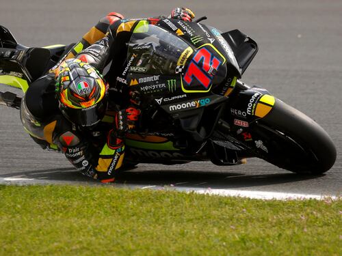 MotoGP, succede di tutto a Le Mans: trionfa Bezzecchi. Bagnaia fuori, litiga con Viñales