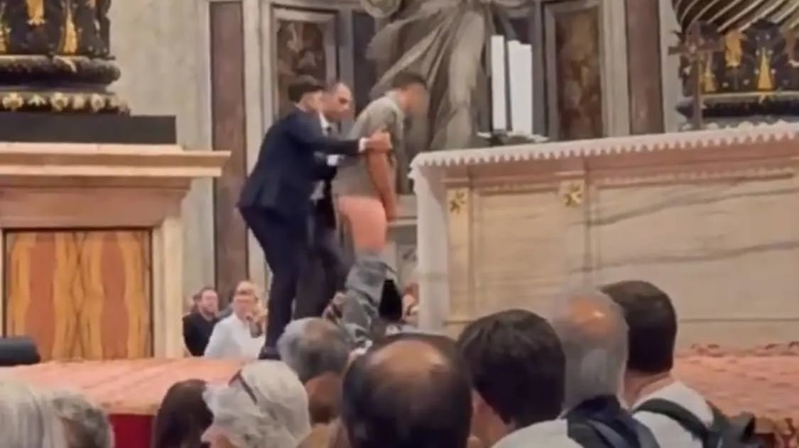 Urina sull'altare di San Pietro, papa Leone XIV dispone un rito urgente: di cosa si tratta