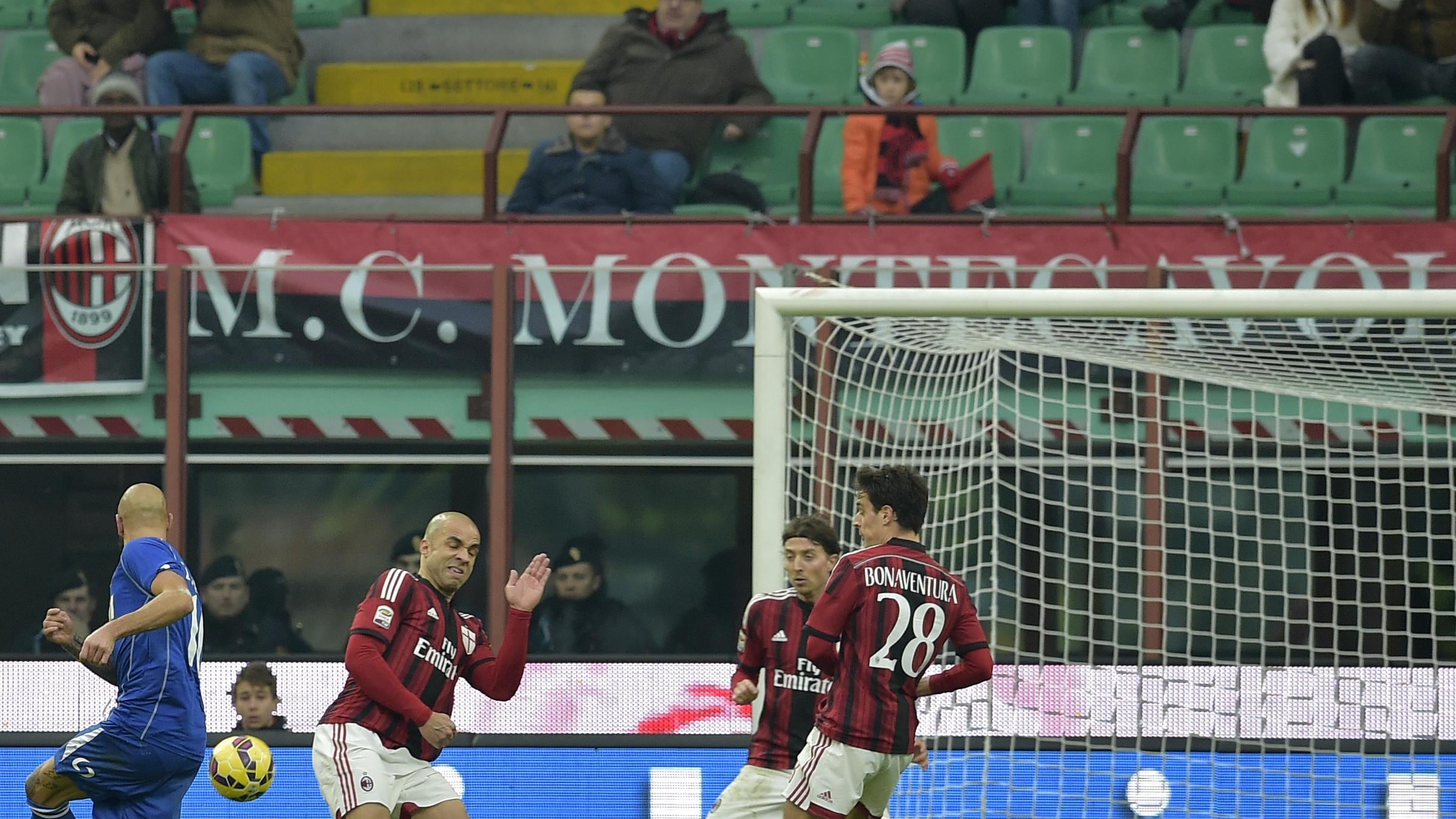 Che lezione dal Sassuolo. Il Milan riparte tra i fischi