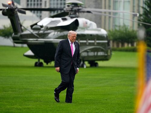 "Oltre ogni autorità". I giudici bloccano i dazi di Trump. Scoppia il caos
