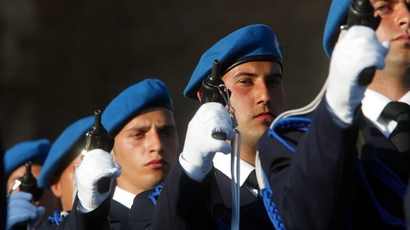 Catanzaro, agente pestato da detenuti rom col piede di un tavolo