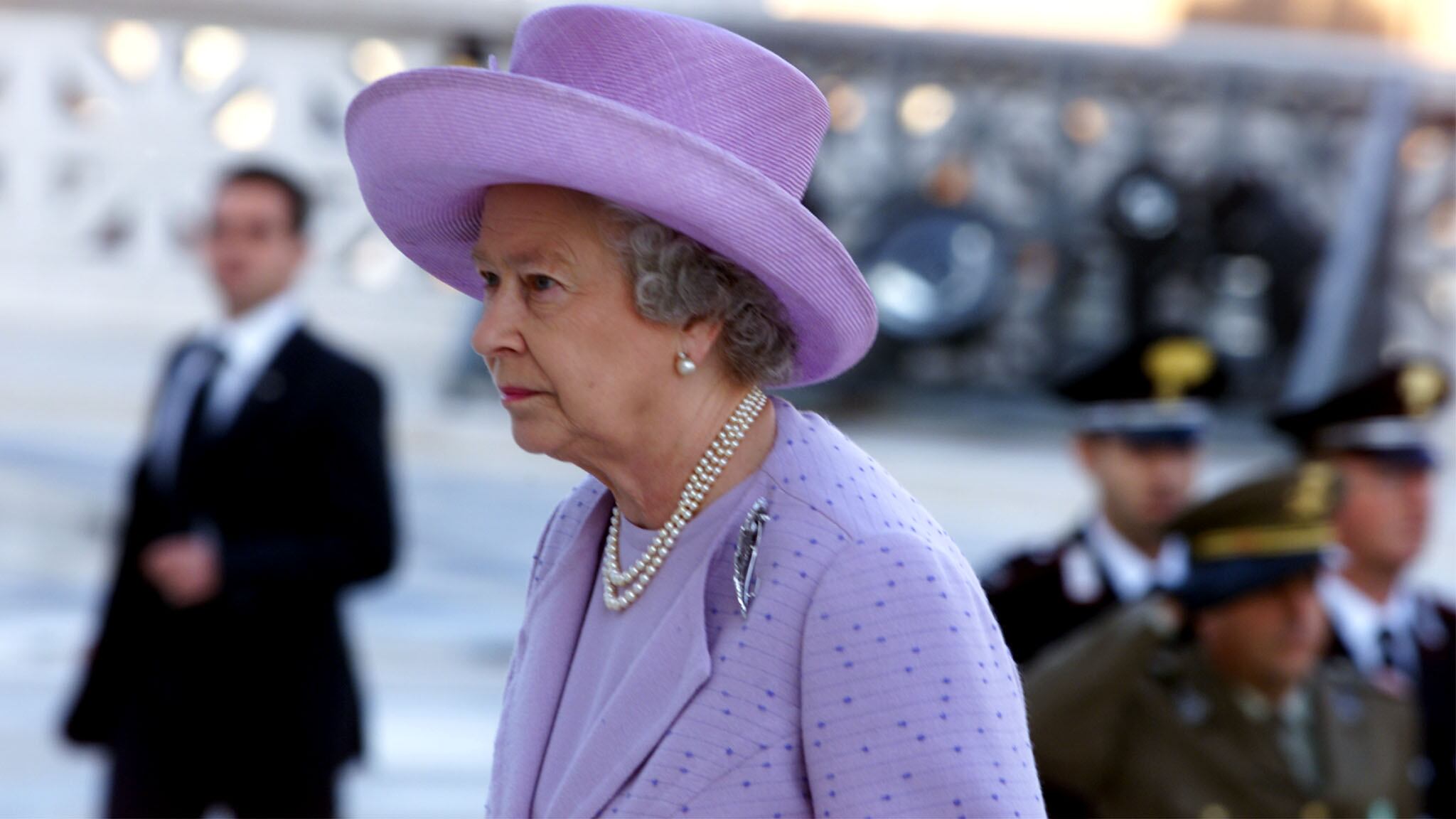 La regina difende le Falkland e fa retromarcia sugli immigrati