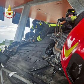 Incidente al casello di Rosignano (A12): morti e feriti. Le immagini dei vigili del fuoco 1