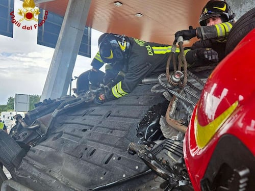 Incidente al casello di Rosignano (A12): morti e feriti. Le immagini dei vigili del fuoco