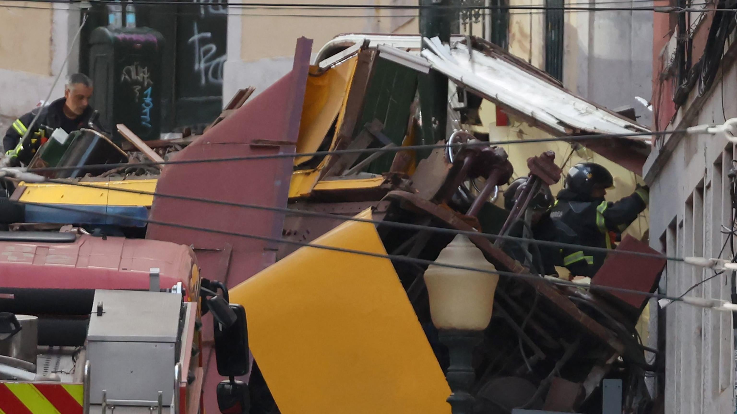 Lisbona, i morti salgono a 17: chi è l'italiana rimasta ferita. Gli operai avevano segnalato i rischi.