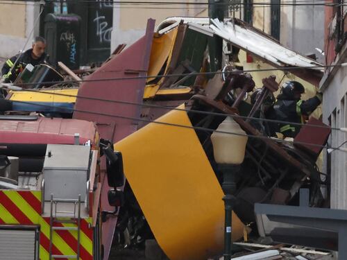 Lisbona, i morti salgono a 17: chi è l'italiana rimasta ferita. Gli operai avevano segnalato i rischi.
