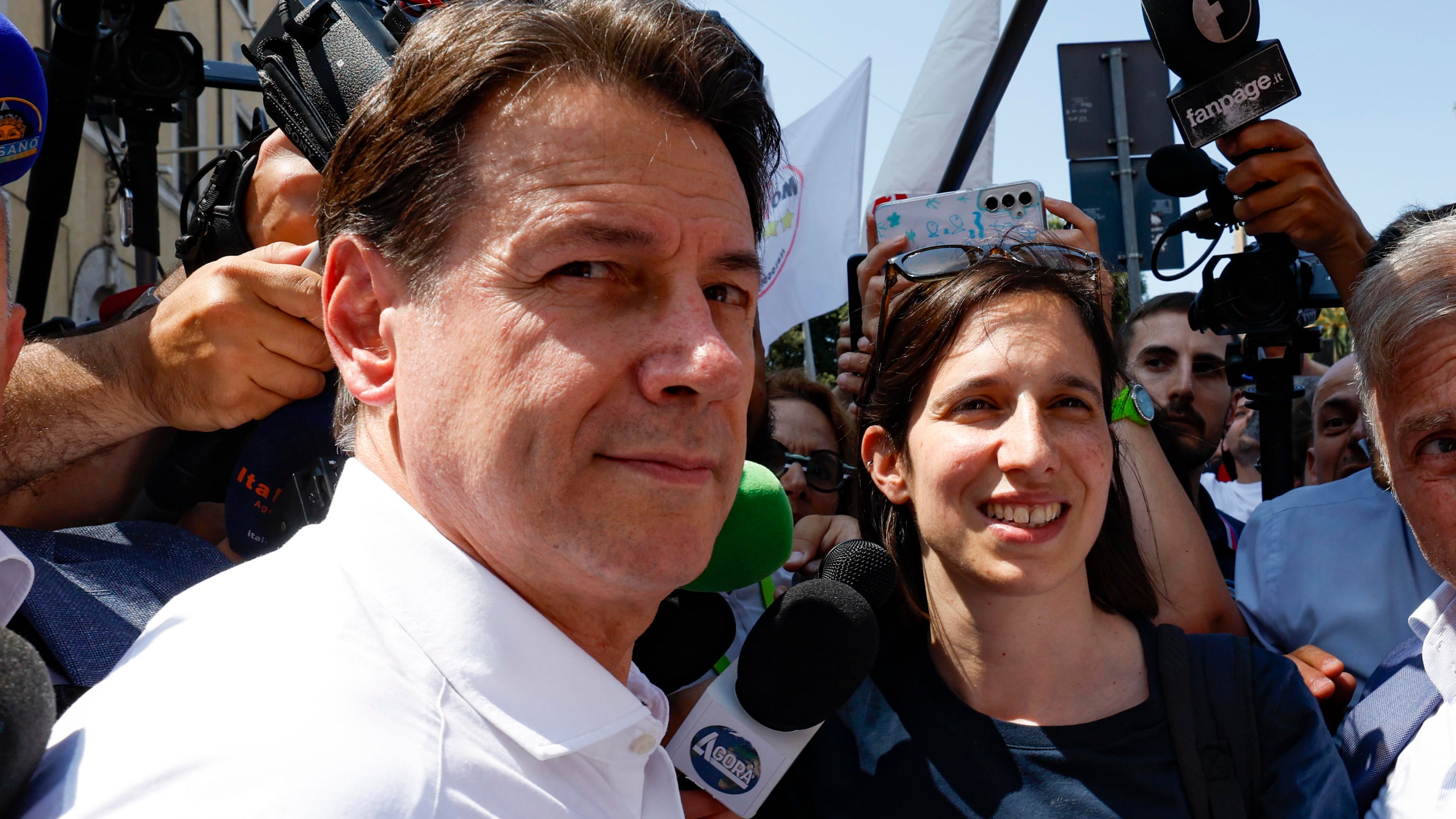 Il Pd tiene la linea Biden, Conte deraglia. E Schlein non tenta neanche l'intesa