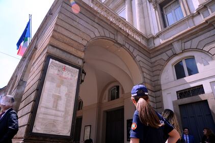 Crolla pezzo d'intonaco alla Scala di Milano 6