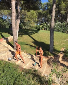 Belen Rodriguez, foto sexy per il suo compleanno 16