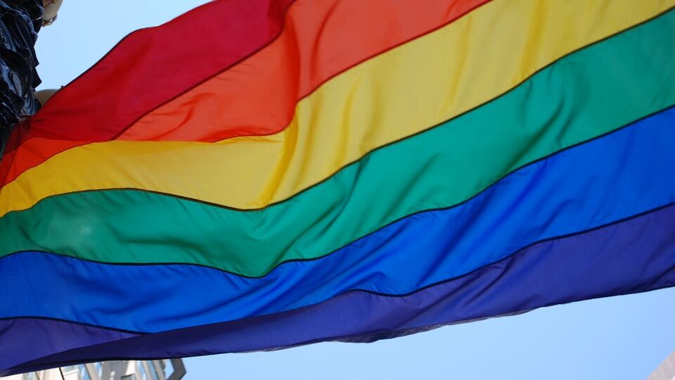 Usa, uomo condannato a 16 anni per aver bruciato bandiera Lgbt