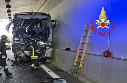 Incidente in galleria tra pullman e tir 2