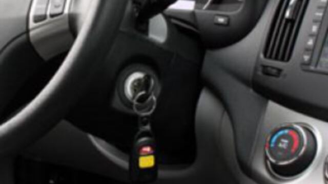 Chiavi inserite nel cruscotto. Automobilista multato di 48 euro