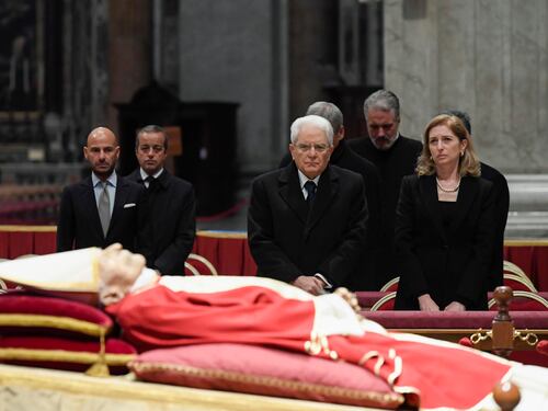 Migliaia in fila per Benedetto XVI. L'omaggio di Meloni e Mattarella al Papa emerito