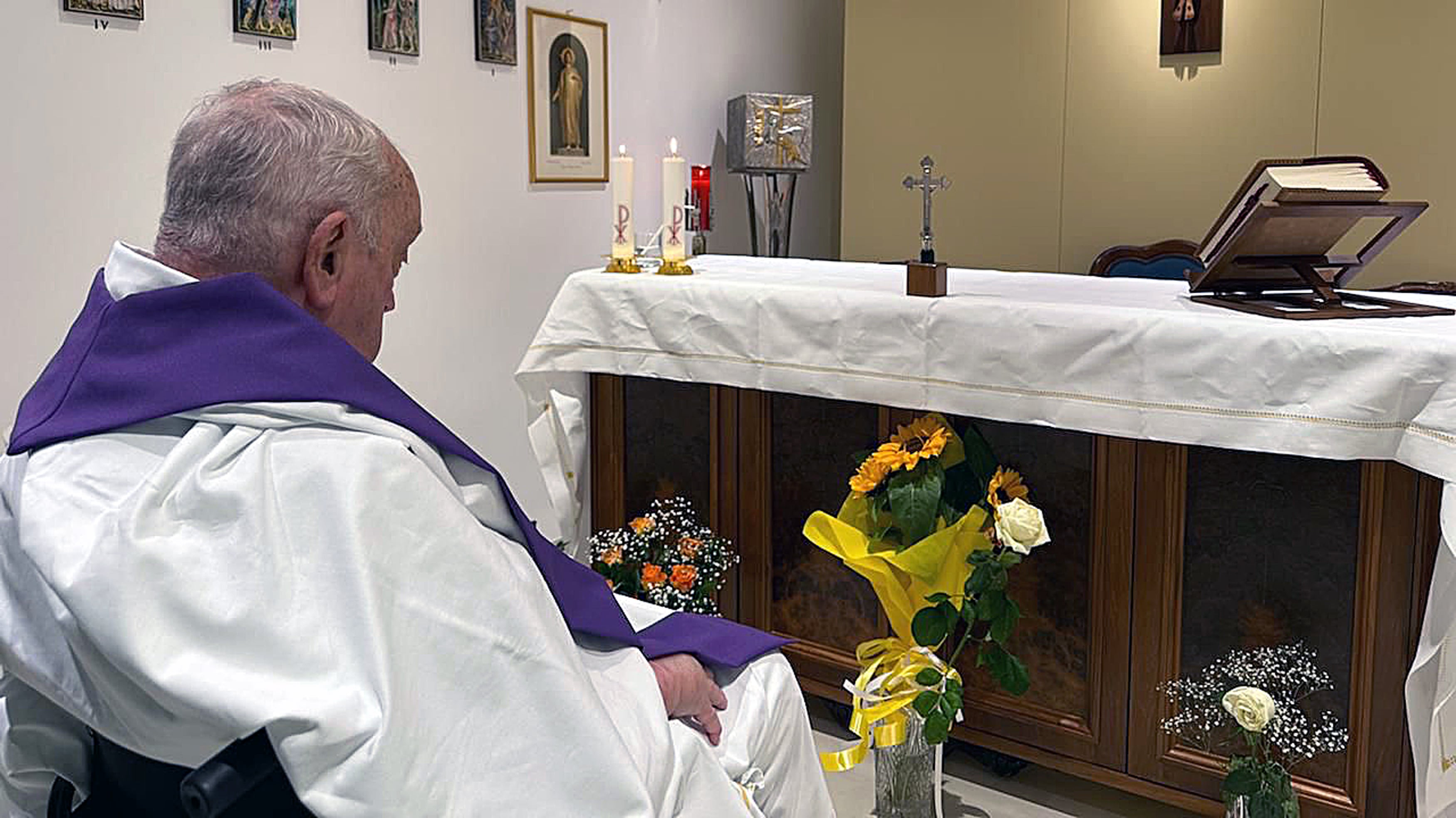 Il Papa e la mano destra che preoccupa i fedeli: cosa significa e perché non allarma i medici