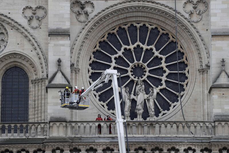 Notre Dame in fiamme: le foto del salvataggio 3