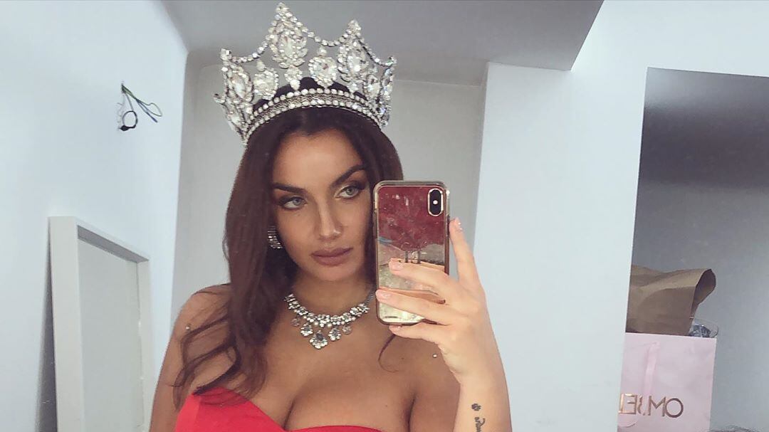 Elettra Lamborghini è sexy. Ma non va d'accordo con la grammatica