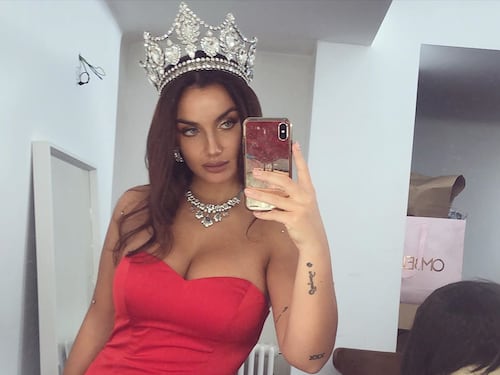 Elettra Lamborghini è sexy. Ma non va d'accordo con la grammatica