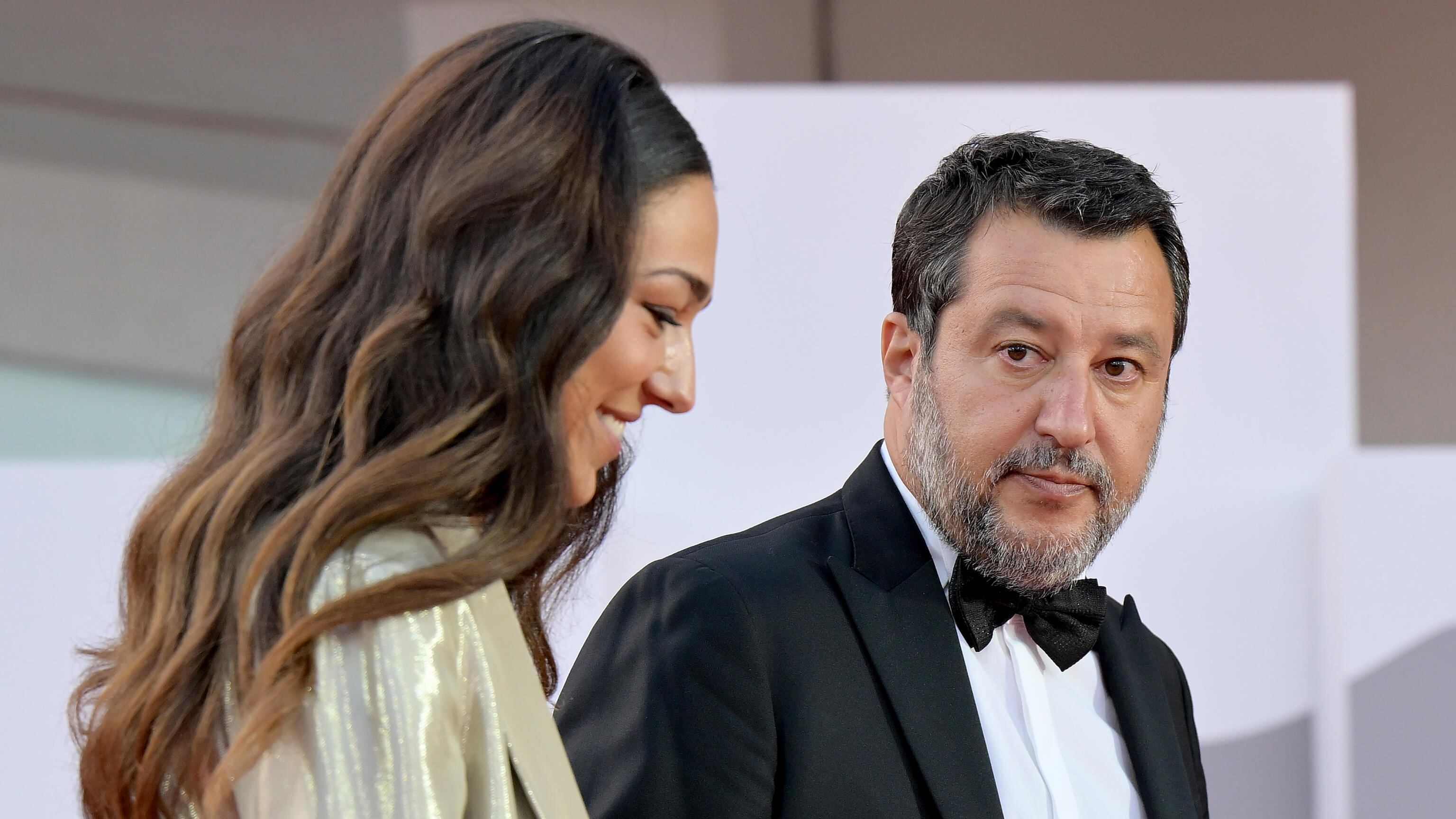 Salvini smonta le polemiche con la premier. E va sul red carpet con la compagna Francesca