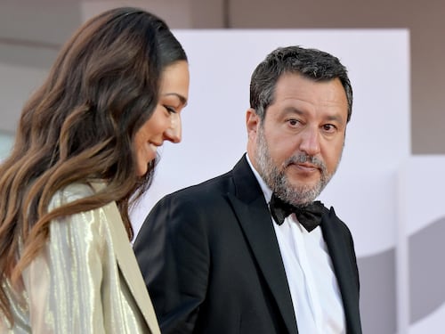 Salvini smonta le polemiche con la premier. E va sul red carpet con la compagna Francesca