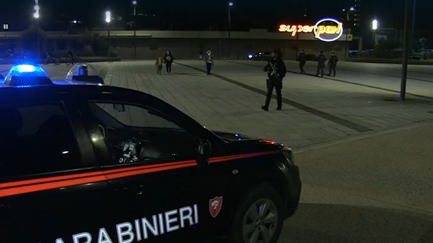 Uccide il fratello e riprende il corpo in videochiamata con i familiari: arrestato un bengalese