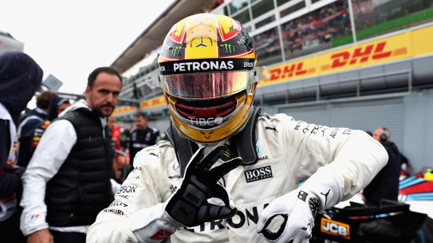 Hamilton in pole col sol levante Vettel subito dietro in prima fila