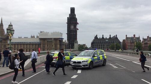Londra, auto contro il parlamento 1