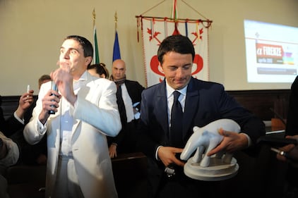 Striscia la notizia consegna un tapiro bianco a Renzi 2