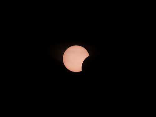 L’eclissi solare ha tenuto milioni di persone con la testa all’insù