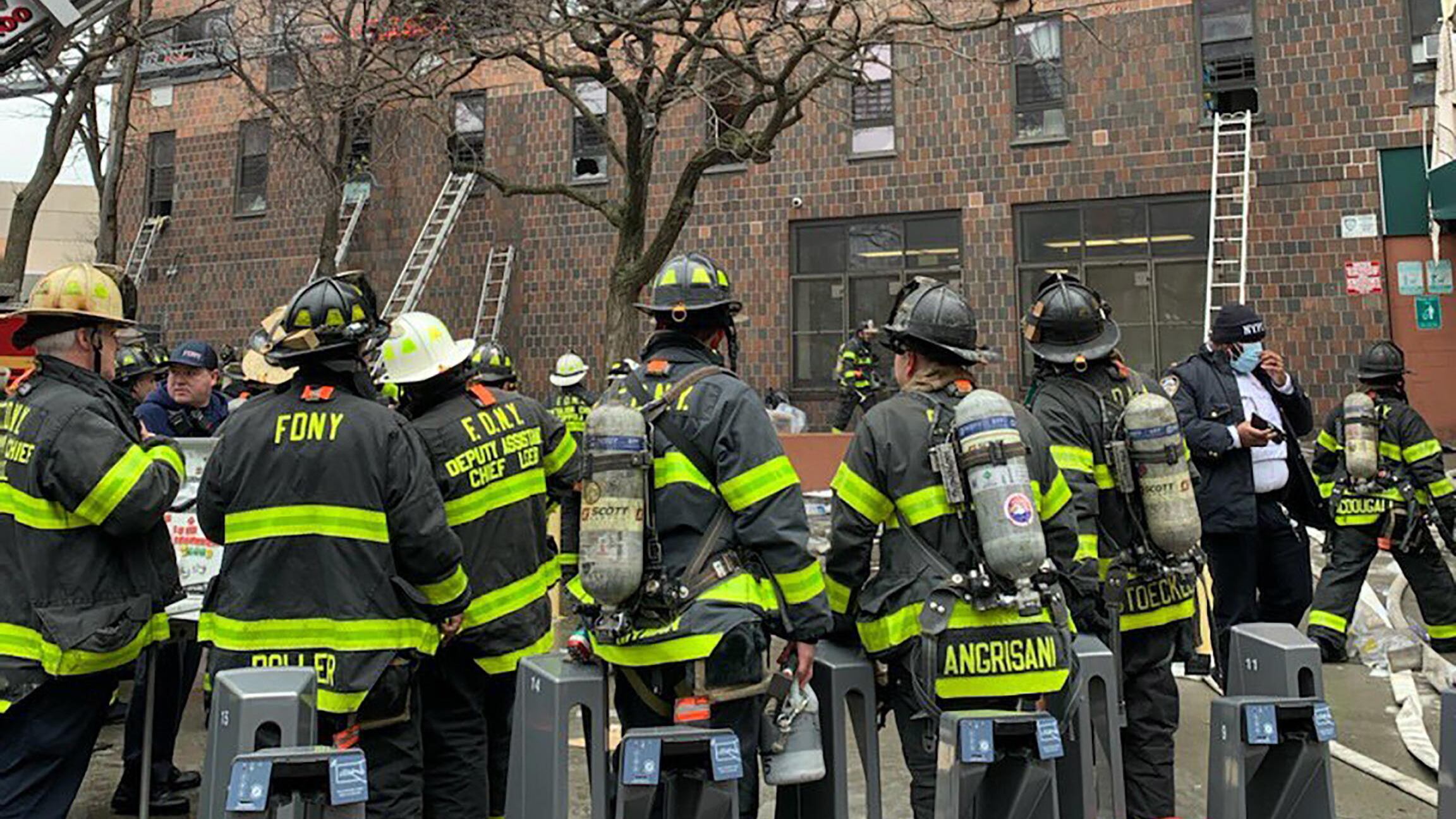 New York, brucia un palazzo: nove bimbi tra le 19 vittime