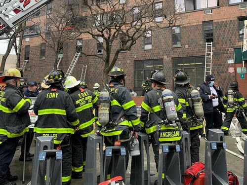 New York, brucia un palazzo: nove bimbi tra le 19 vittime