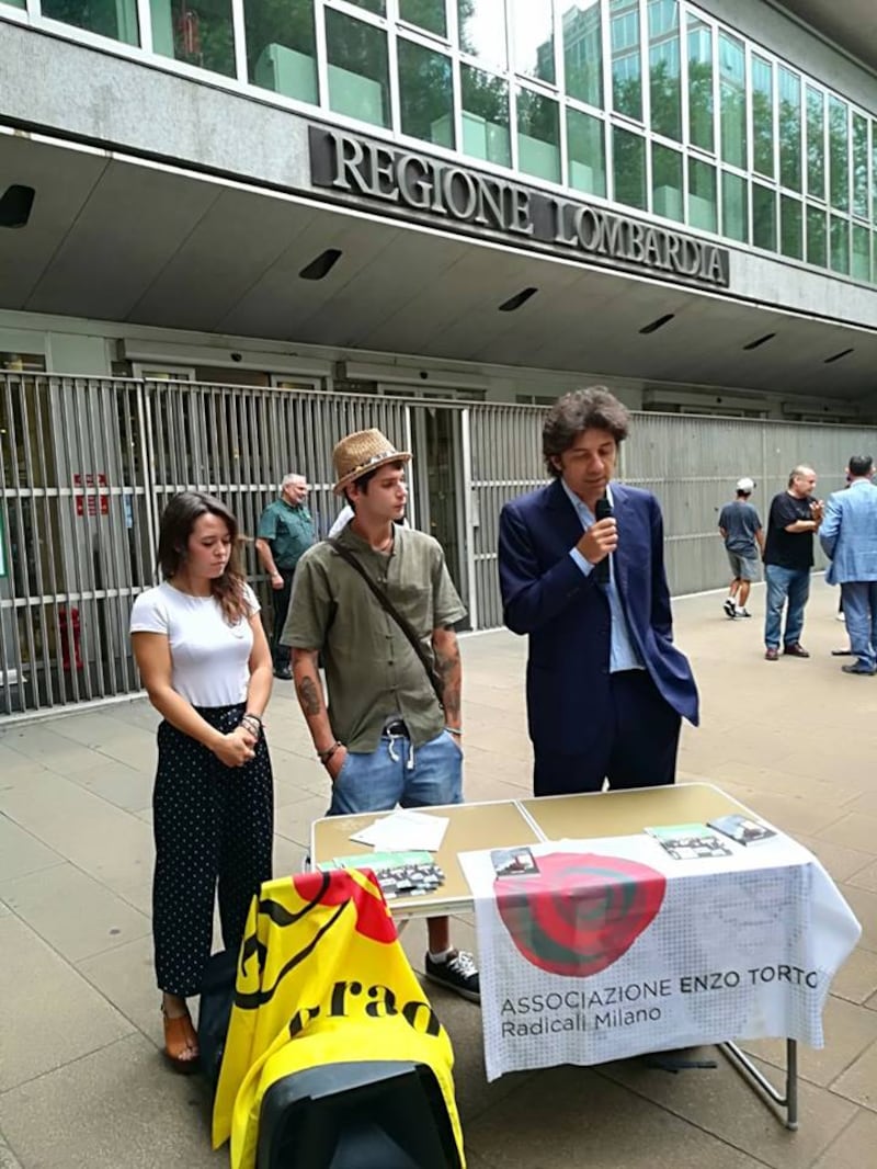 Cannabis terapeutica, la protesta di Cappato fuori dal Pirellone 2
