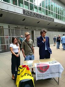 Cannabis terapeutica, la protesta di Cappato fuori dal Pirellone 2