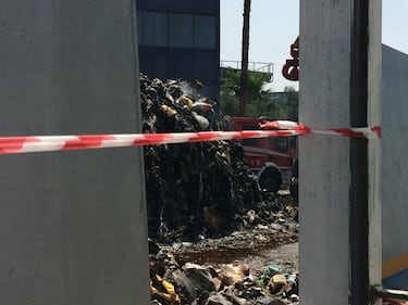 Rifiuti in fumo, la lunga giornata di San Vitaliano: il ministro Costa nel sito incendiato   10