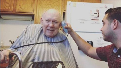 Il barbiere con il cliente affetto da morbo di Parkinson: una lezione di vita
