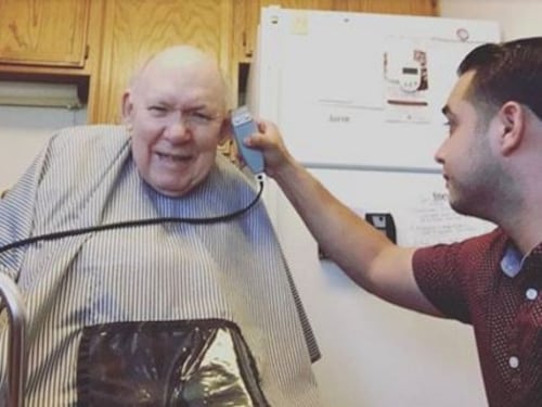 Il barbiere con il cliente affetto da morbo di Parkinson: una lezione di vita