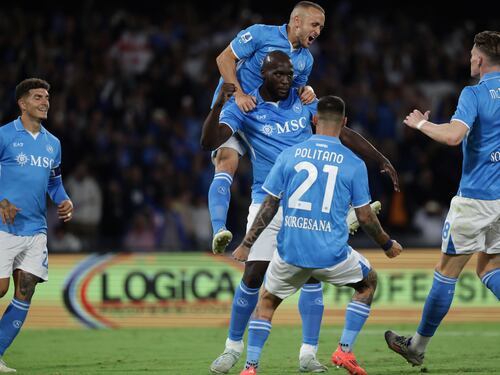 Il Napoli prova ad andare in fuga. Lukaku di rigore castiga un bel Como