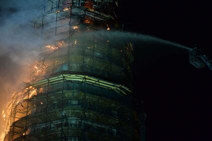 Paura a Mosca, va in fiamme il monastero di Novodevichy 1
