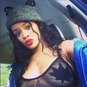 Rihanna, tutto fumo e marijuana 1