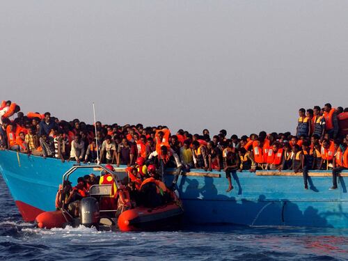 Il pm "apre" i porti: "I migranti arrivano sui barchini"