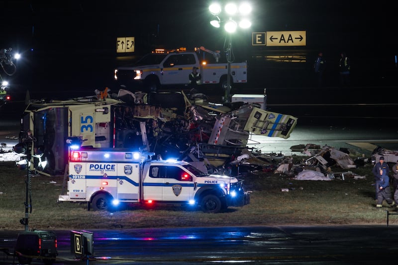 Aereo contro mezzo dei vigili del fuoco: scontro all'aeroporto LaGuardia di New York - FOTO 5