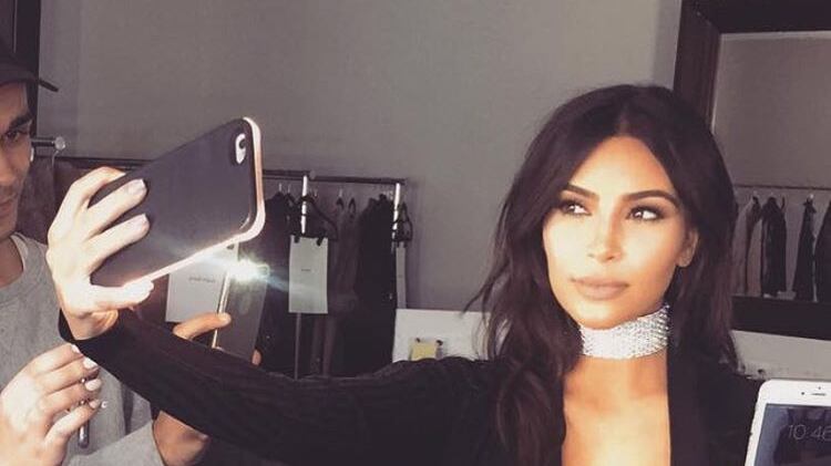 Dente scheggiato per Kim Kardashian: "Ragazzi, sono disperata"